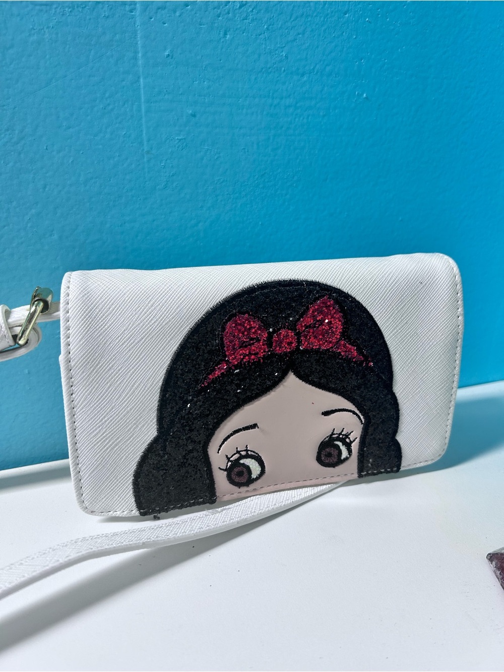 Danielle Nicole Disney Snow White Crossbody Purse / Wallet